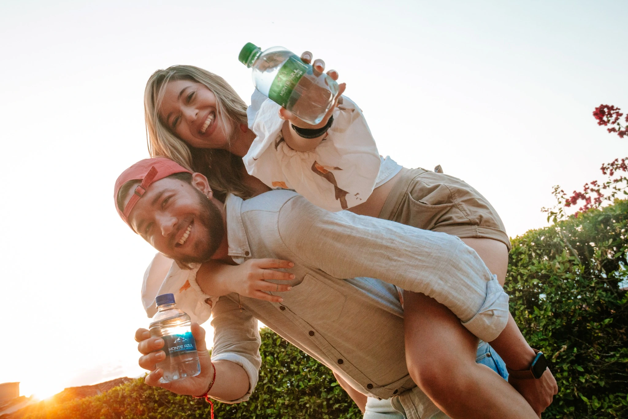 Familia consumiendo agua pura