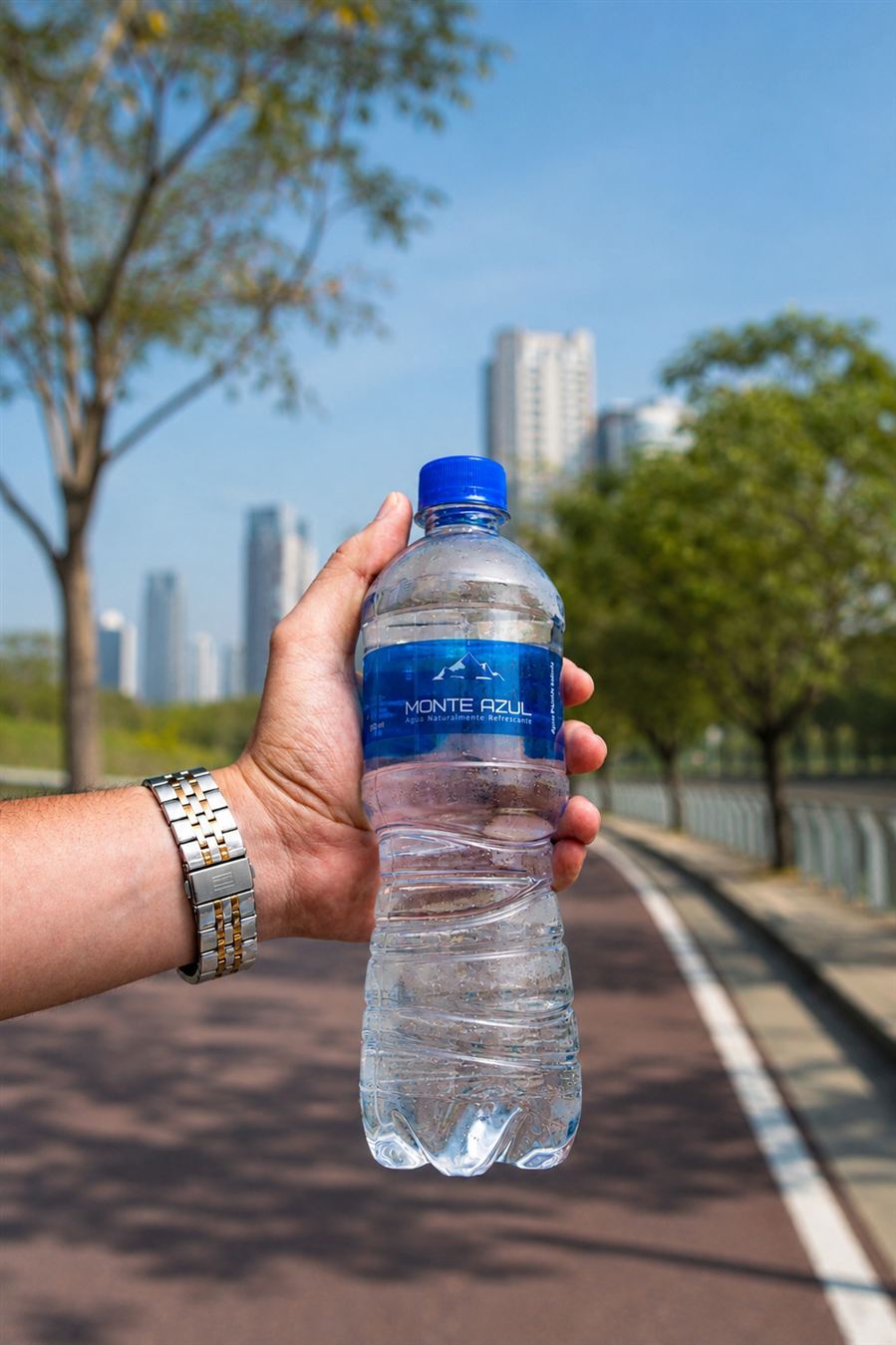 Persona sosteniendo una botella de Agua Monte Azul en una avenida de Bucaramanga