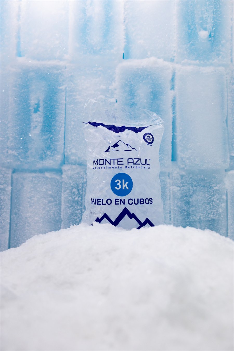 Bolsa de Hielo Monte Azul en cubos de 3 kilos sobre nieve